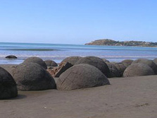Polynesien, Neuseeland: Im Land der Kiwi - Steinkugeln am Strand