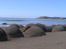 Polynesien, Neuseeland: Im Land der Kiwi - Steinkugeln am Strand